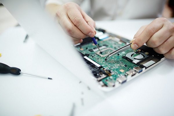 [fpdl.in]_closeup-fixing-disassembled-laptop_1098-14875_full